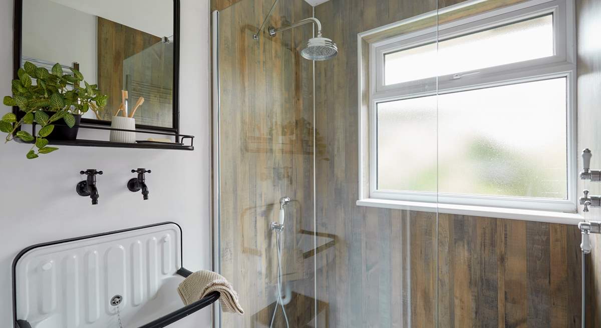 Beautiful, unique shower-room details.