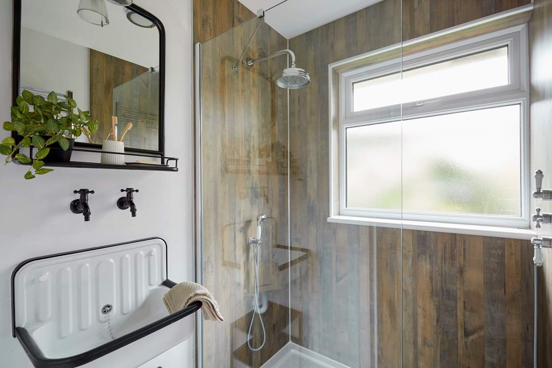 Beautiful, unique shower-room details.
