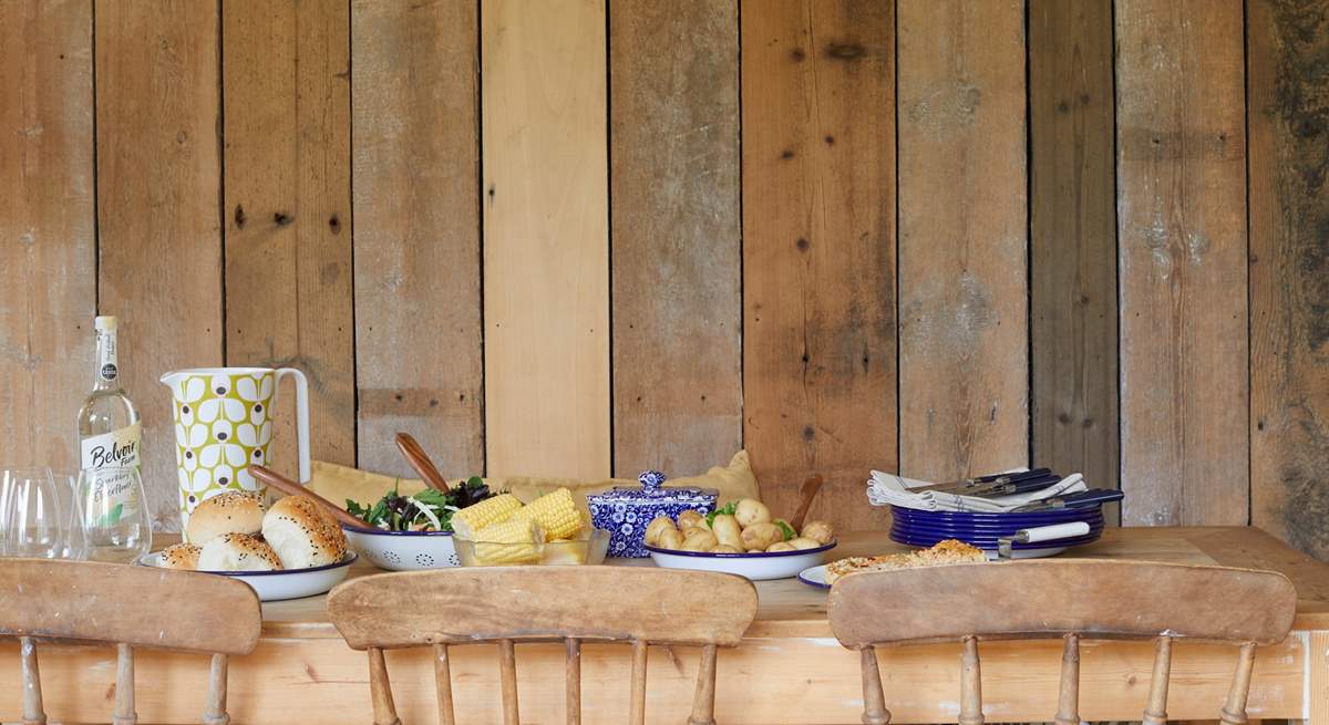 Charming, rustic style in the dining-area.