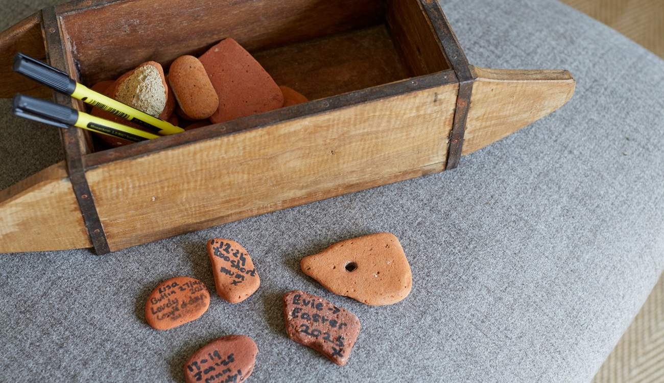 The owners invite you to write a memory pebble to mark your stay at Fenders. 
