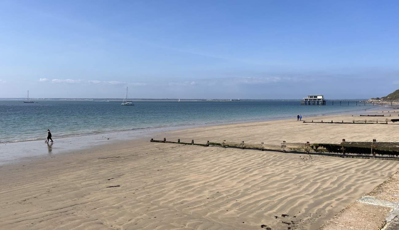 The golden sands and turquoise waters at Totland Bay are just a short stroll away!