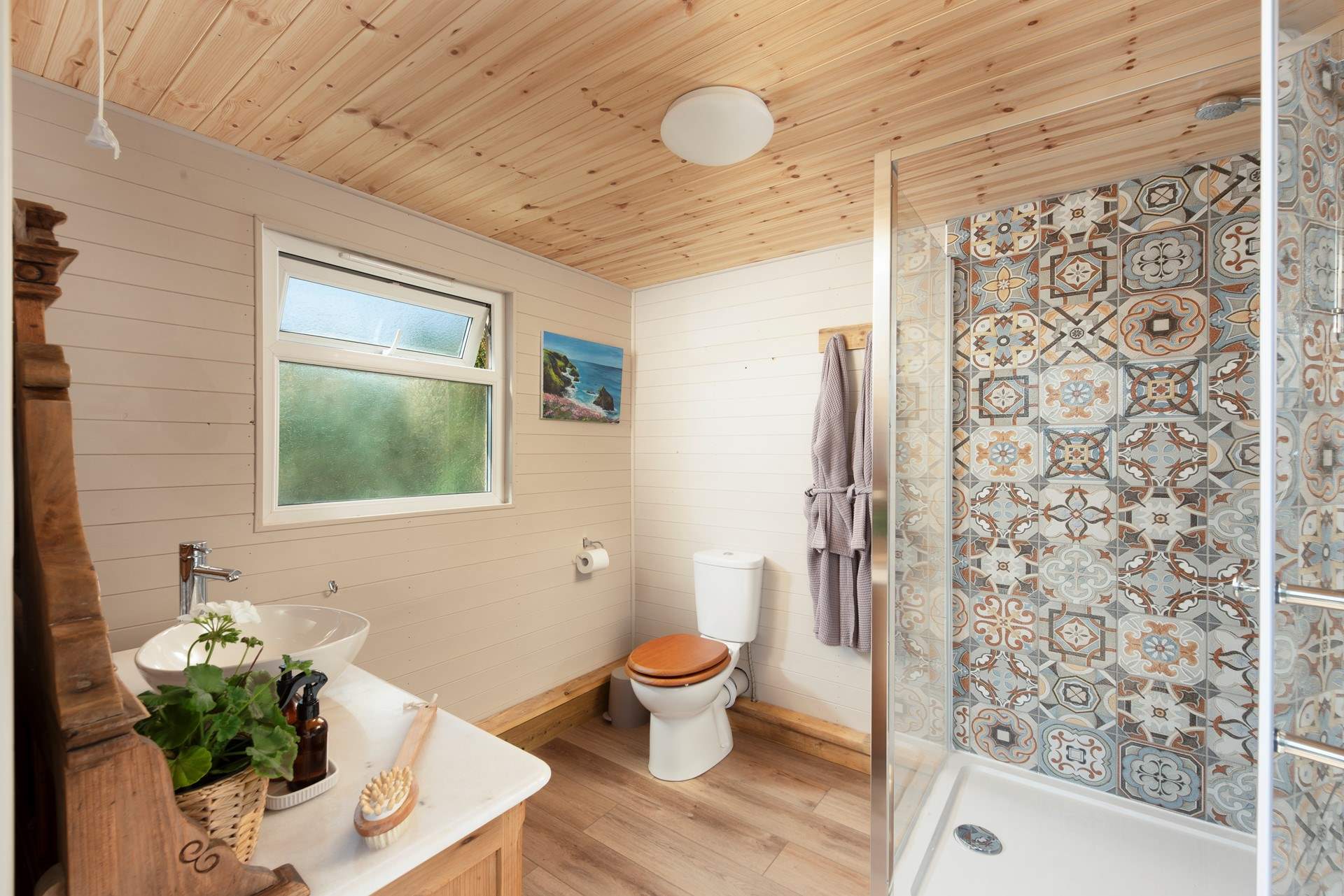 With plenty of space to freshen up after salty sea swims.