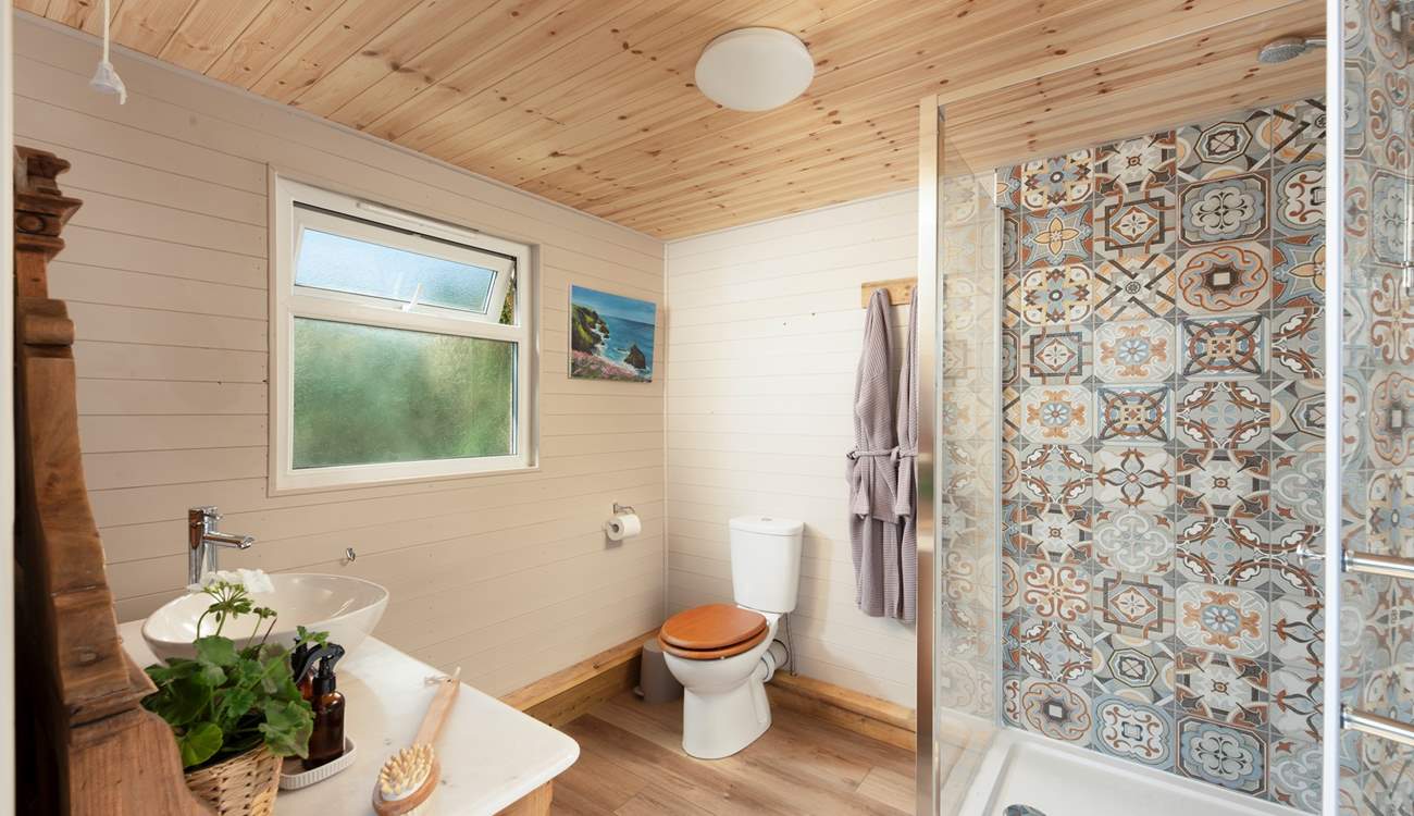 With plenty of space to freshen up after salty sea swims.