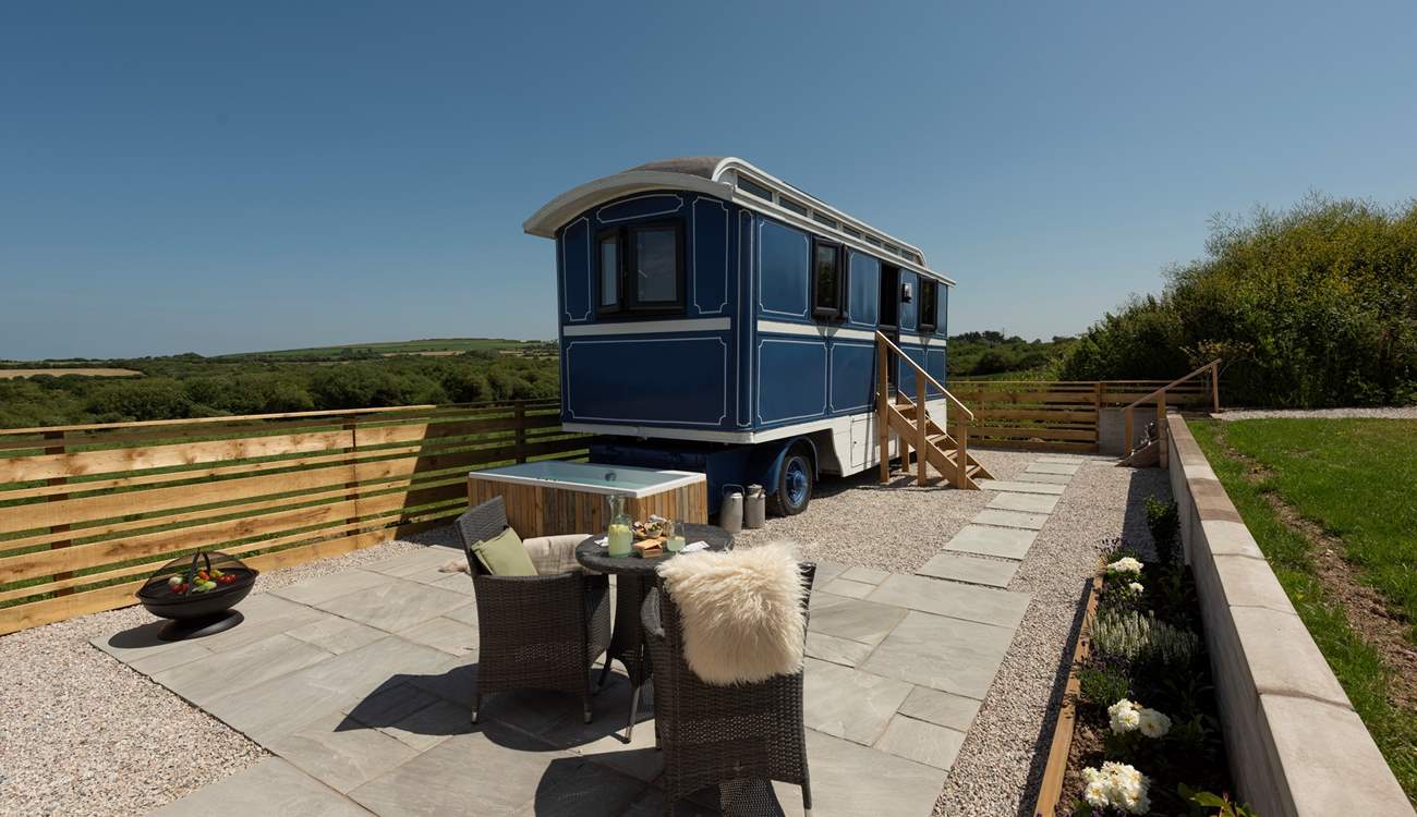 Once part of The World’s Fair, this charming hideaway now rests in a peaceful pocket of the Cornish countryside.