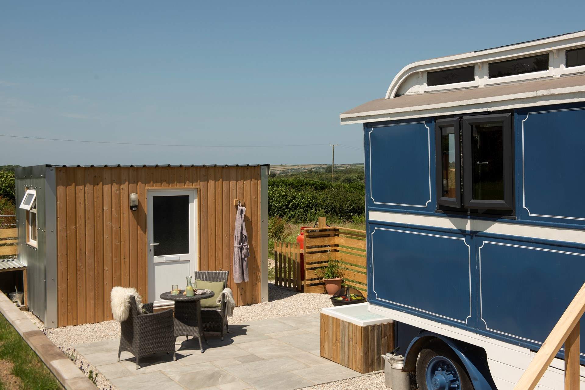 A few steps from the wagon, you'll find the gorgeous, light-filled shower-room.