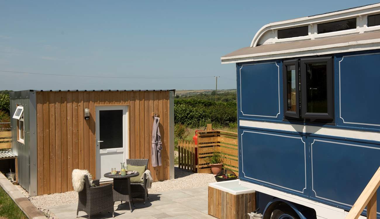 A few steps from the wagon, you'll find the gorgeous, light-filled shower-room.