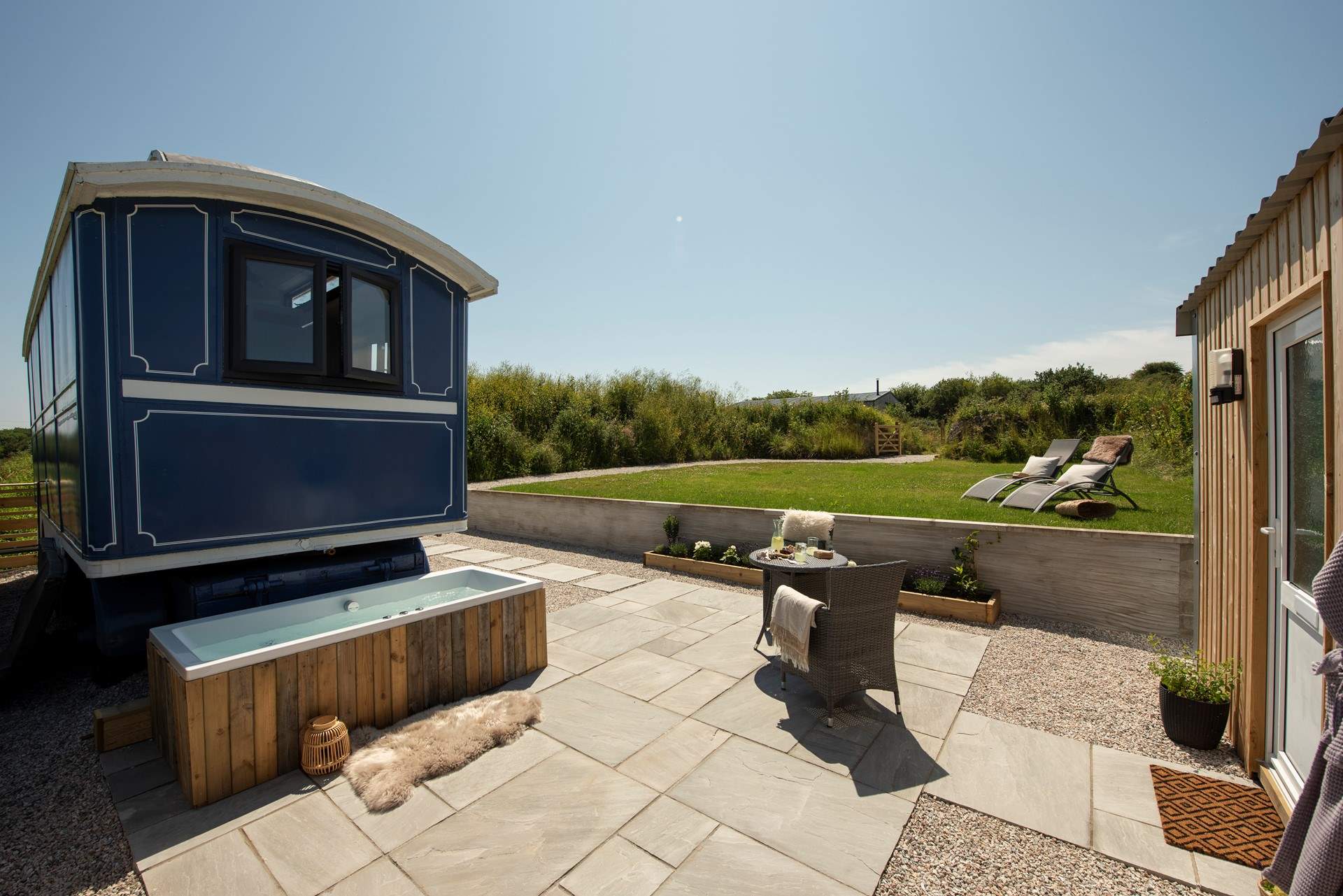 Sink into the heavenly outdoor bath, for morning soaks and starlit dips.