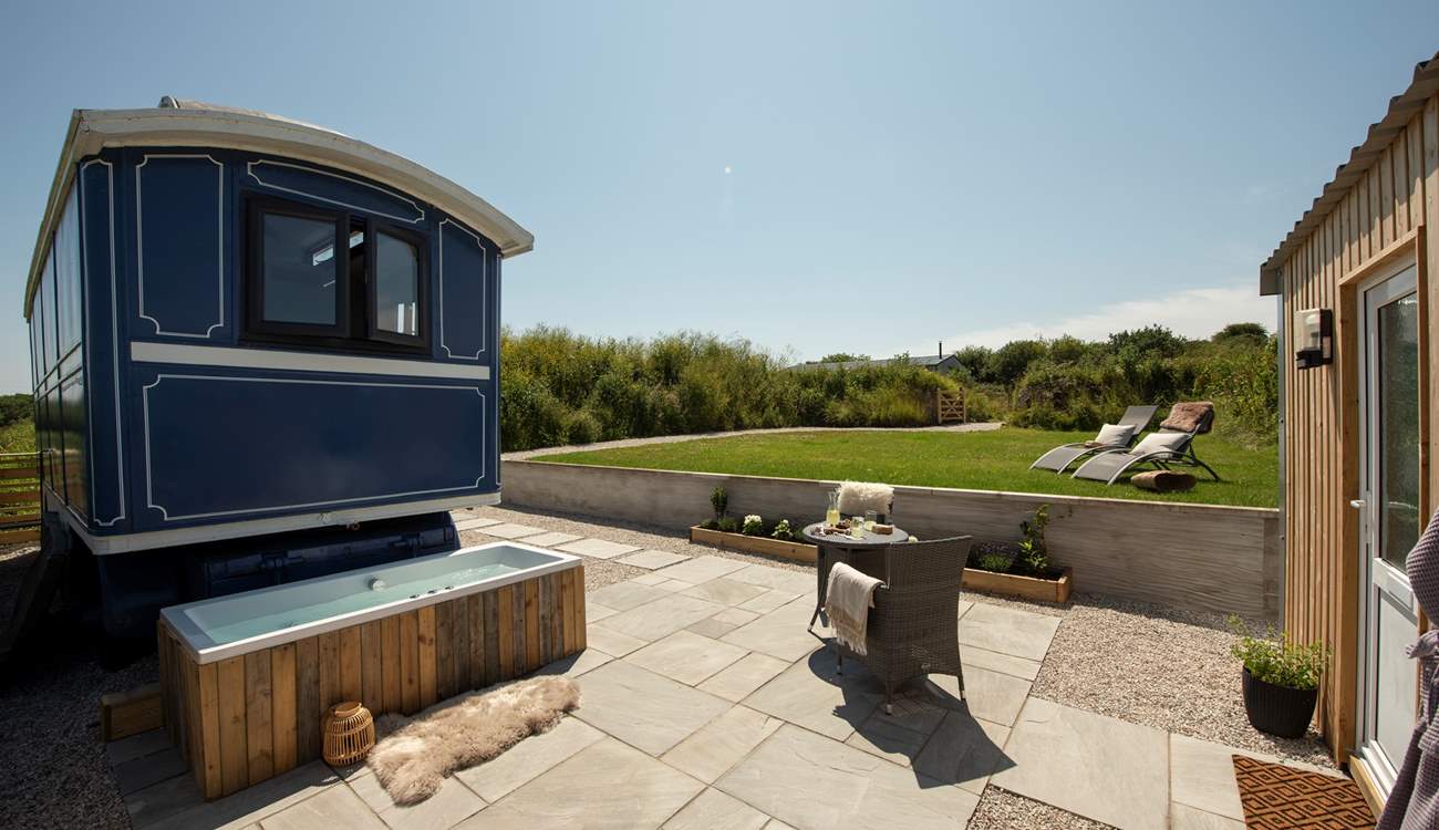 Sink into the heavenly outdoor bath, for morning soaks and starlit dips.