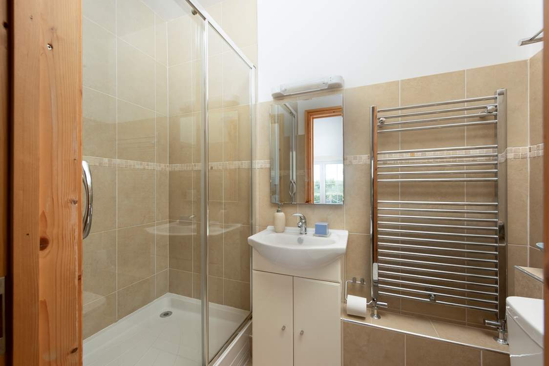 This is the en suite to bedroom 4.