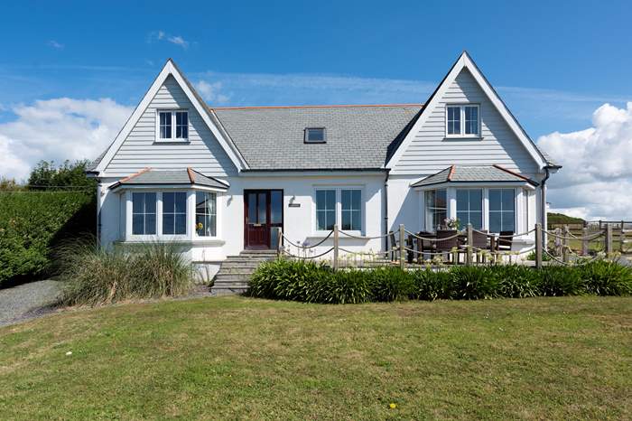 Roselands is a 4 bedroom, dog friendly cottage with sea views in Mullion, Cornwall.
