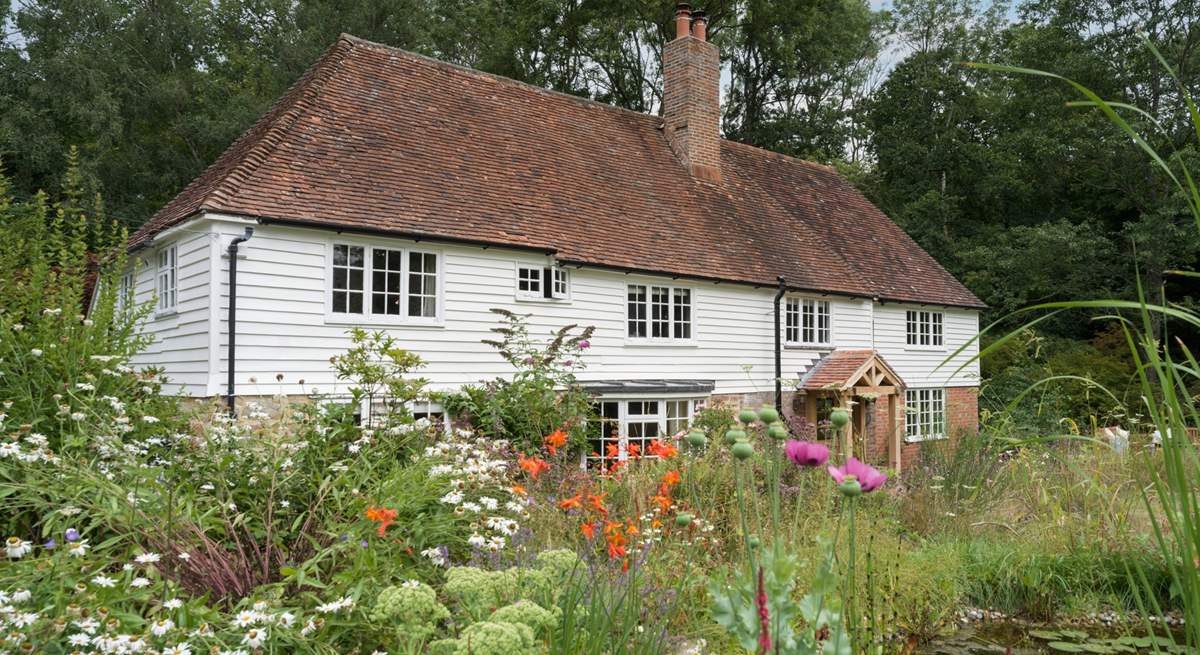 This charming countryside retreat is situated in the High Weald National Landscape (Area of Outstanding Natural Beauty).