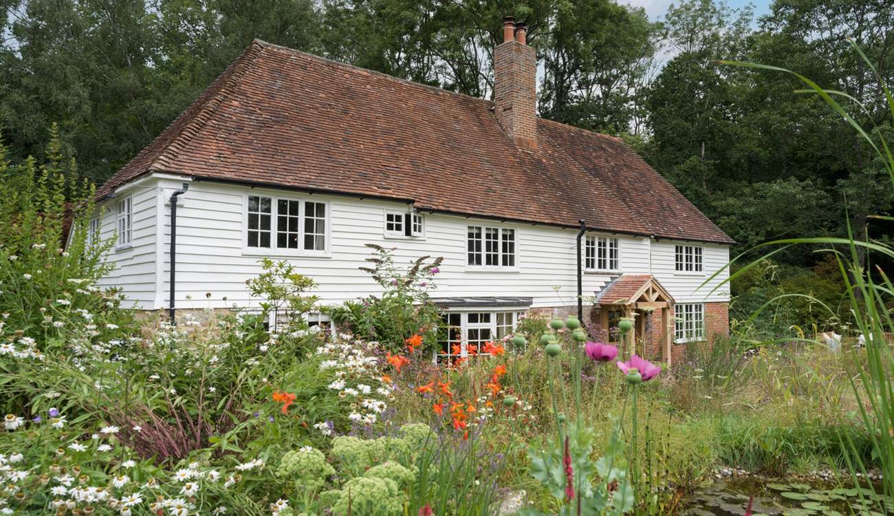 This charming countryside retreat is situated in the High Weald National Landscape (Area of Outstanding Natural Beauty).