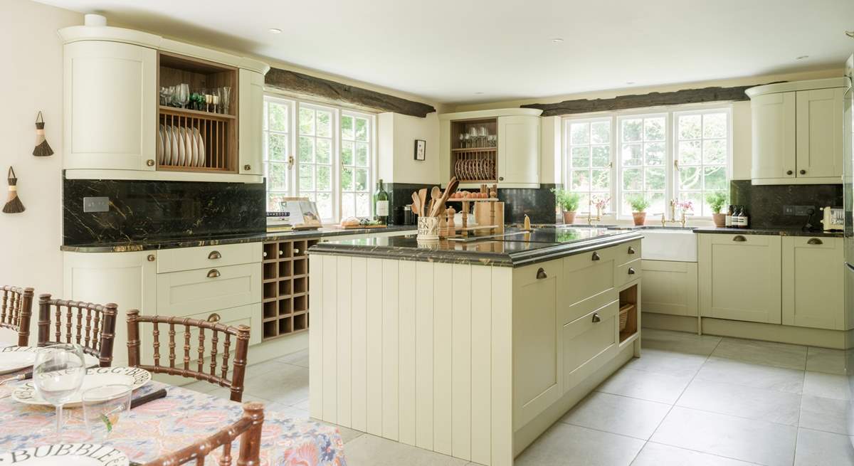 This stunning kitchen is perfect for leisurely brunches and dinner parties together.