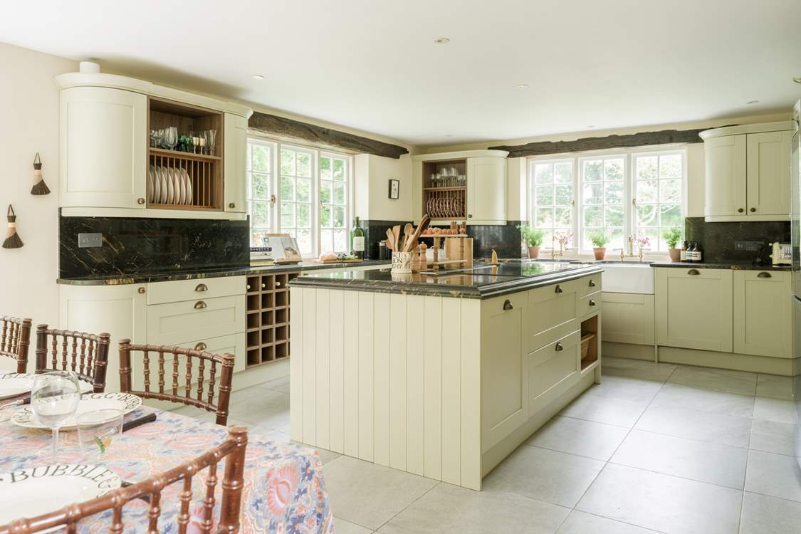 This stunning kitchen is perfect for leisurely brunches and dinner parties together.