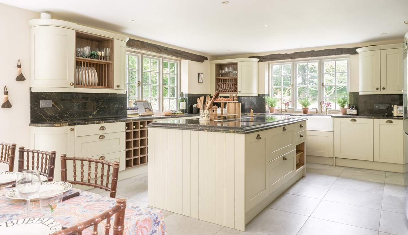 This stunning kitchen is perfect for leisurely brunches and dinner parties together.