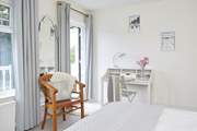Breathe in the fresh air whist enjoying breakfast in bed!