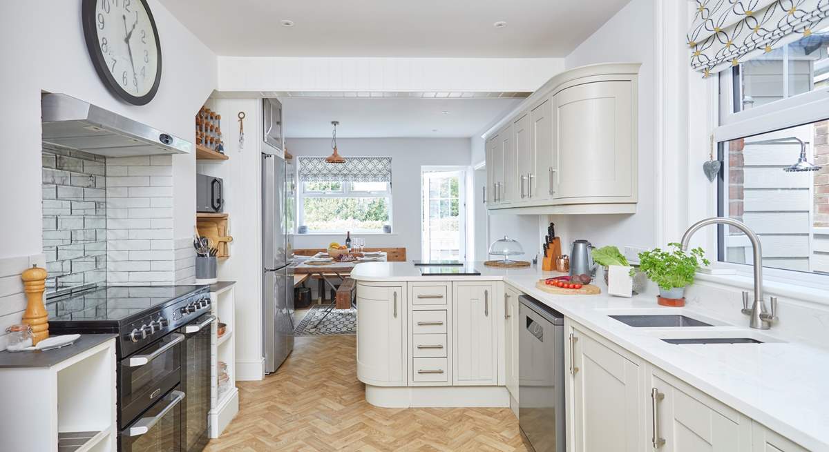 Enjoy home-from-home comforts in this beautiful, bright and fully equipped kitchen.