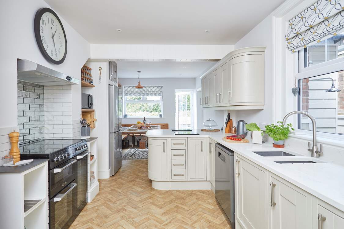 Enjoy home-from-home comforts in this beautiful, bright and fully equipped kitchen.