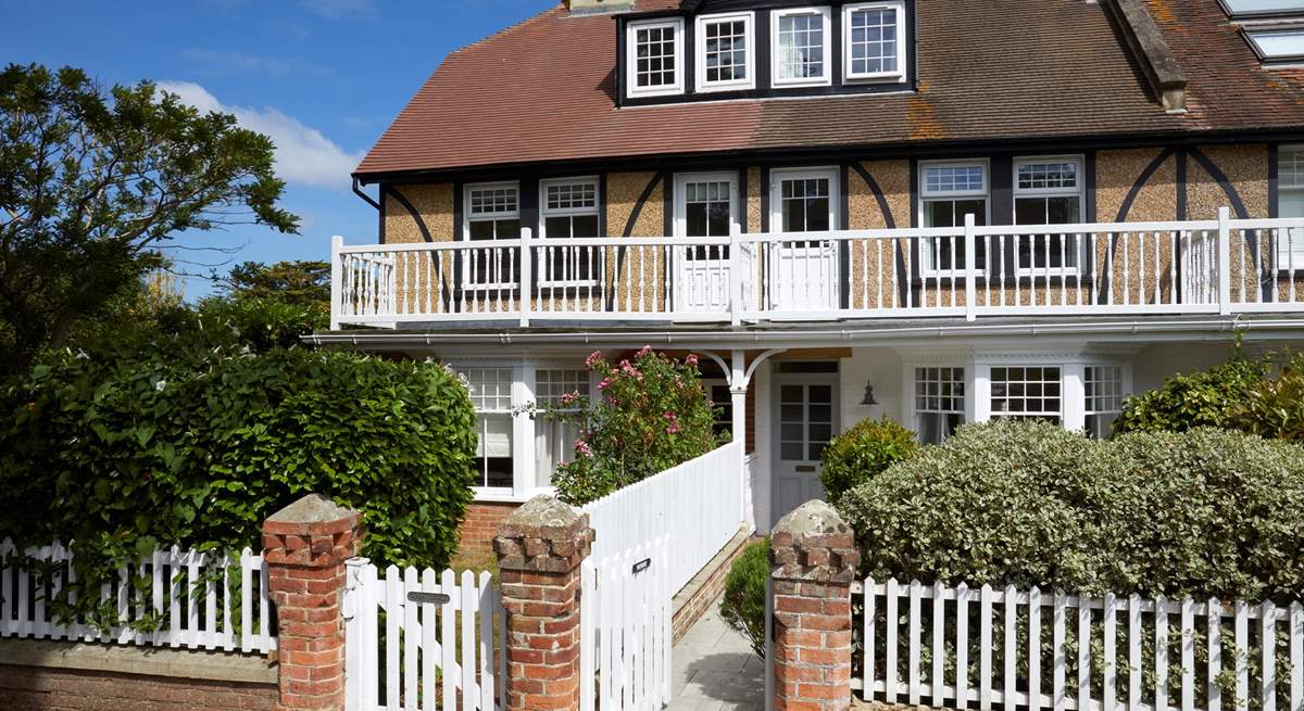 Welcome to picture-perfect Maybury, tucked away at the end of a no through road. 