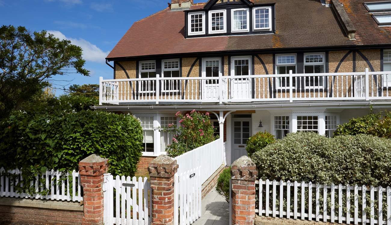 Welcome to picture-perfect Maybury, tucked away at the end of a no through road. 