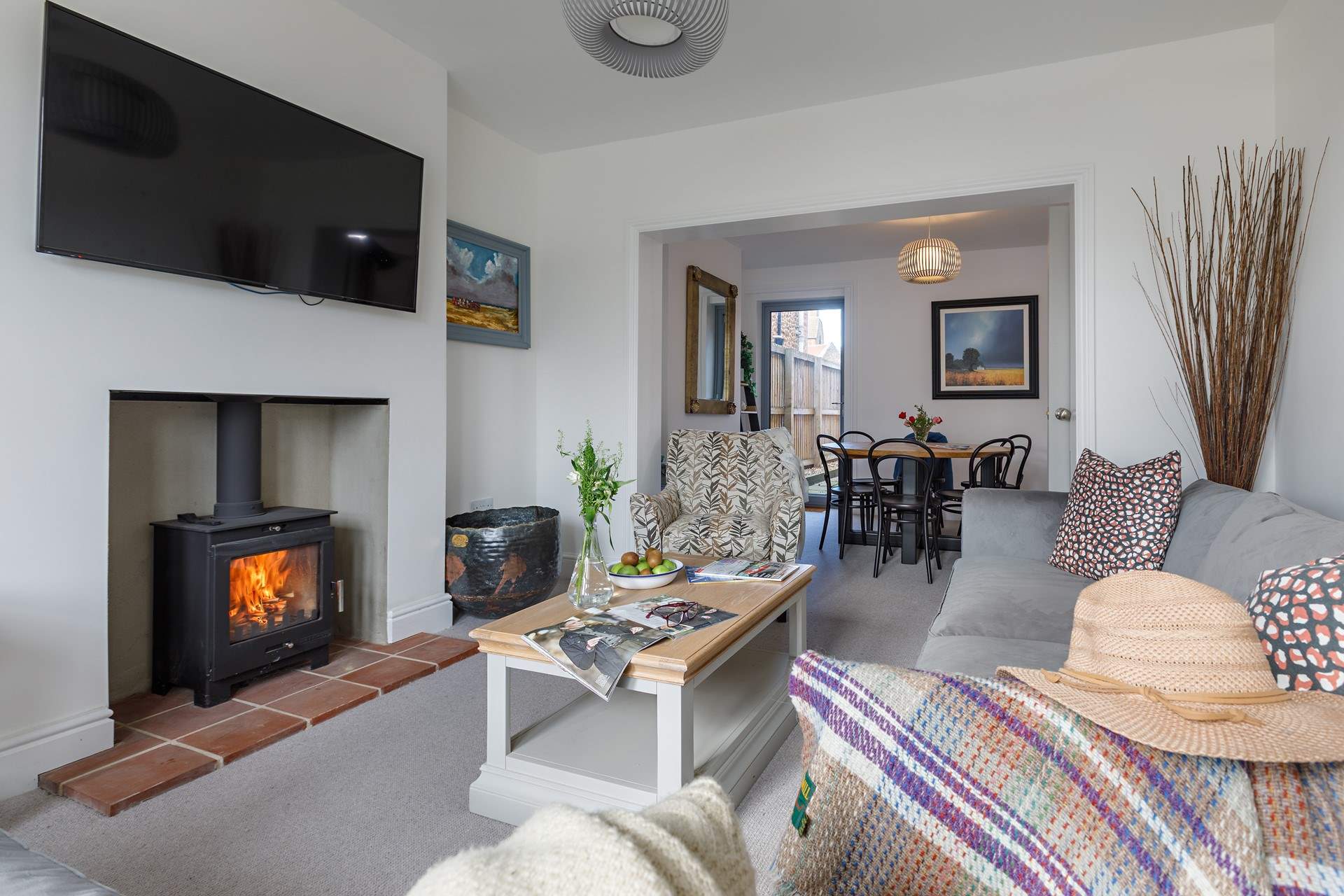 Enjoy a gorgeous supper or dine out in style with fab restaurants a gentle stroll away.