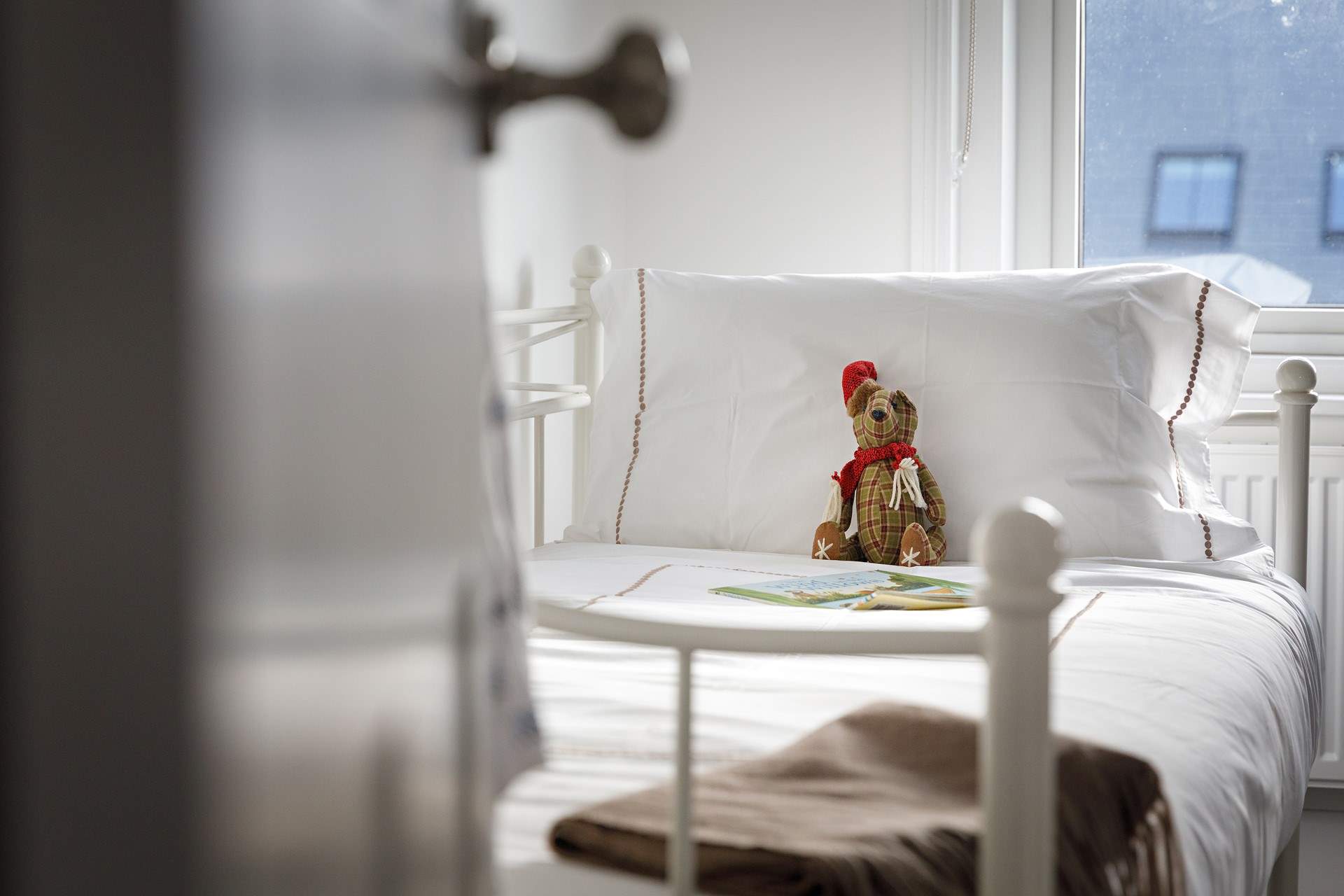  A comfortable day bed, in the larger bedroom.