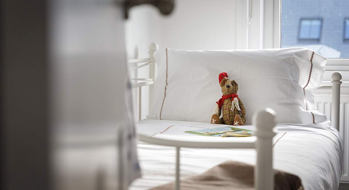  A comfortable day bed, in the larger bedroom.