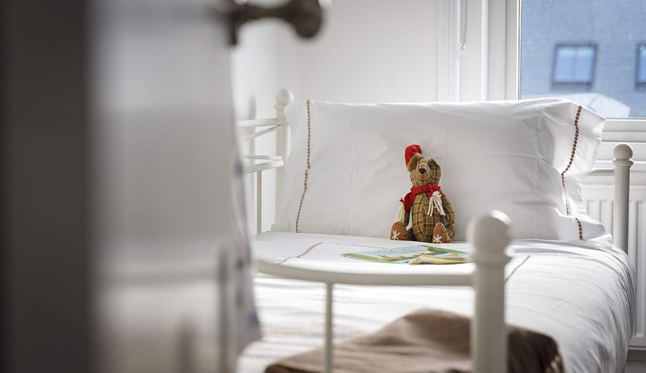  A comfortable day bed, in the larger bedroom.