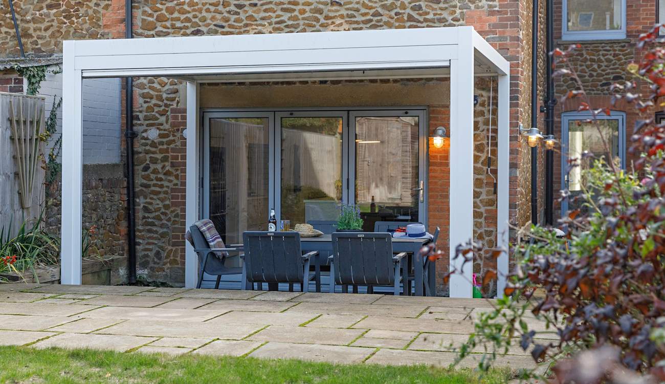 Fully enclosed garden, perfect for four-legged friends.