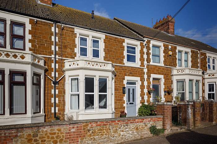 Richmond House is a 3 bedroom, dog friendly holiday cottage near the beach in Hunstanton.