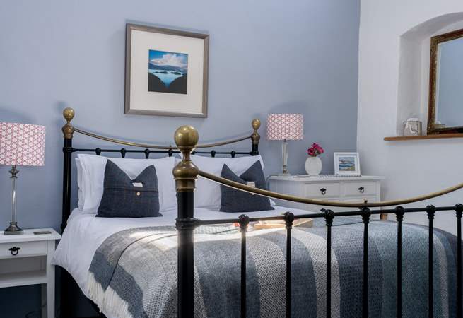 Slow holiday mornings in the comfy king-size wrought iron bed. Bliss.