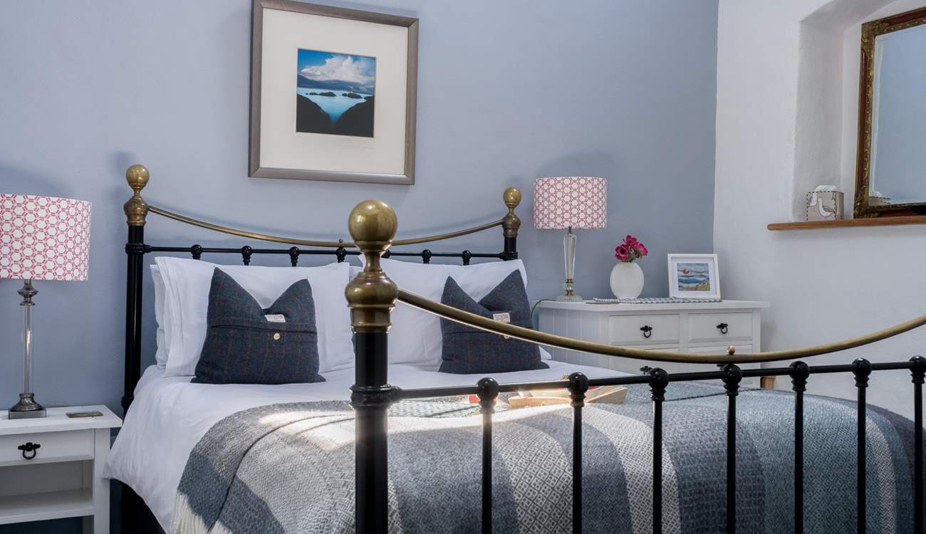 Slow holiday mornings in the comfy king-size wrought iron bed. Bliss.