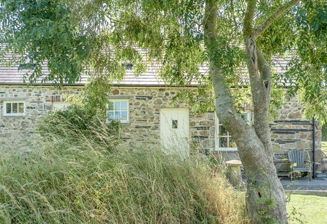 Get away from it all to peaceful Pencaer. 