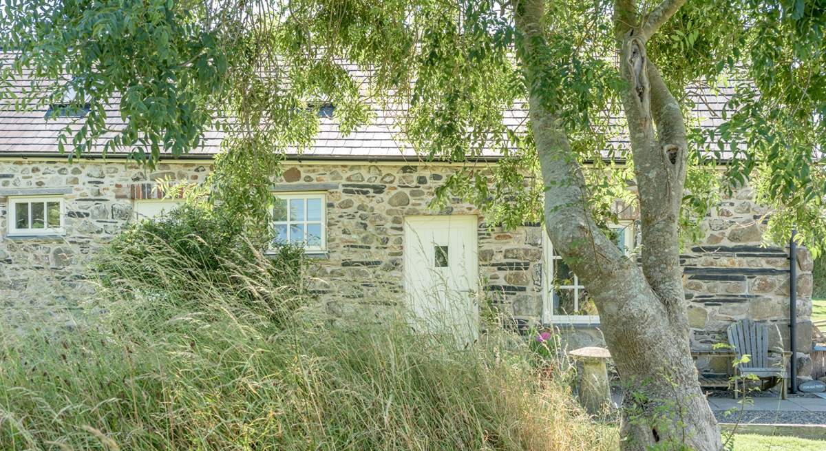 The perfect getaway for two nestling on the magnificent Pembrokeshire coast. Soak up the panoramic sea views. 