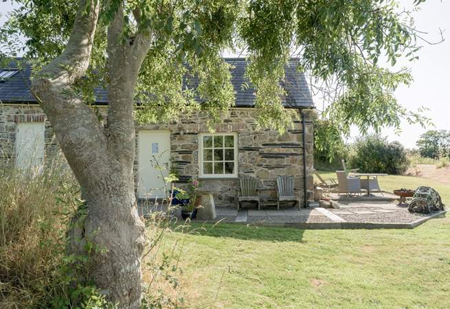 The perfect getaway for two nestling on the magnificent Pembrokeshire coast. Soak up the panoramic sea views. Take time out on the sea-facing private patio.