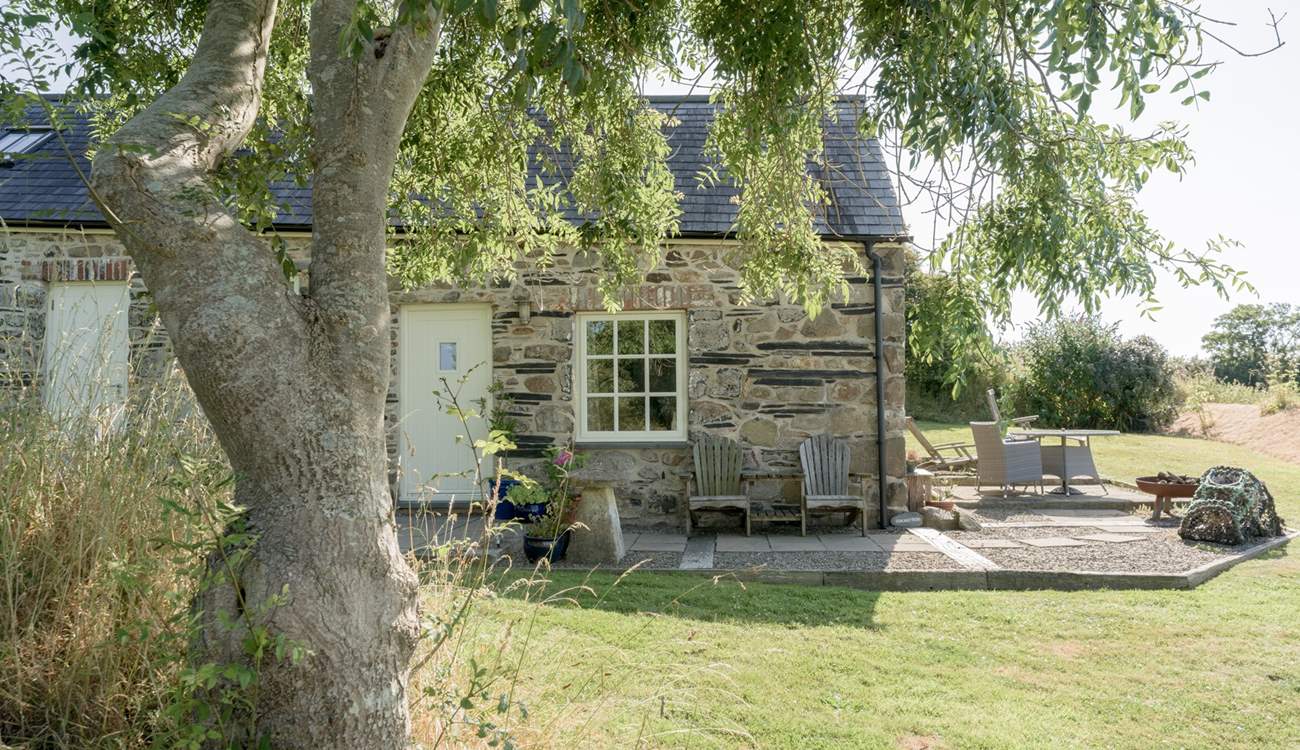 The perfect getaway for two nestling on the magnificent Pembrokeshire coast. Soak up the panoramic sea views. Take time out on the sea-facing private patio.