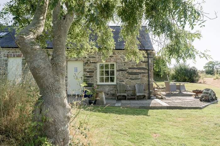 Pencaer is a 1 bedroom, dog friendly cottage with sea views near St Davids.