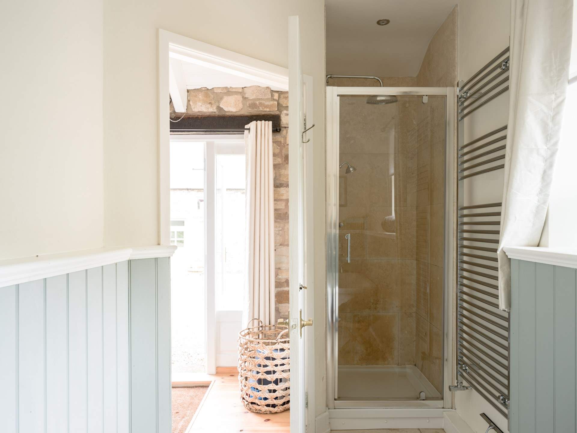 The bathroom has a bath and a shower cubicle, perfect to spend time relaxing after an energetic day in Northumberland's countryside. 