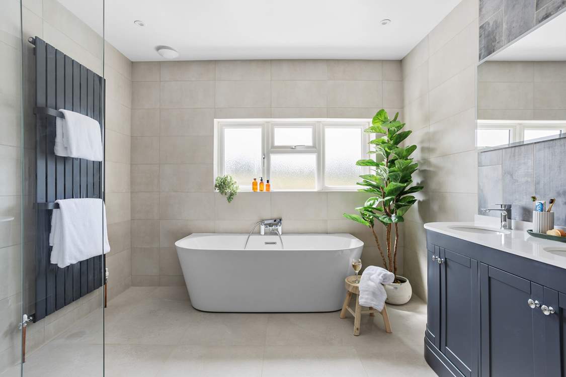 ...a gorgeous free-standing bath.