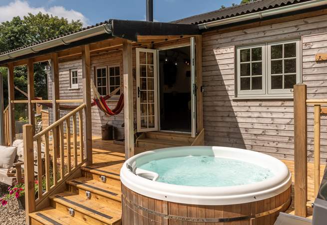 Sink into the bubbling hot tub at this peaceful Cornish retreat for five.