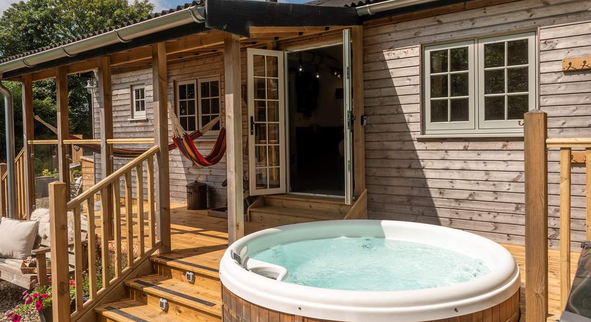 Sink into the bubbling hot tub at this peaceful Cornish retreat for two. 