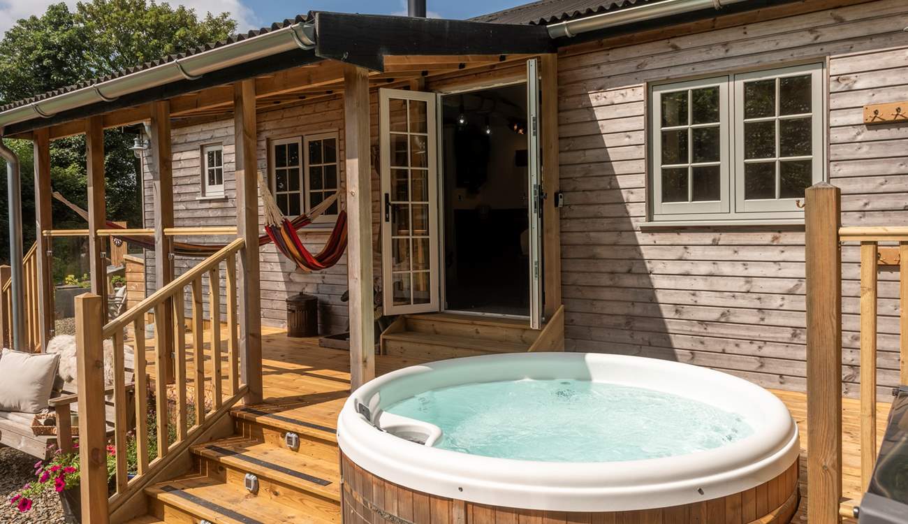 Sink into the bubbling hot tub at this peaceful Cornish retreat for five.