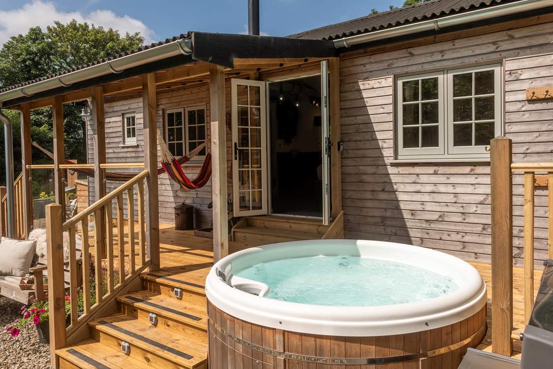 Sink into the bubbling hot tub at this peaceful Cornish retreat for five.