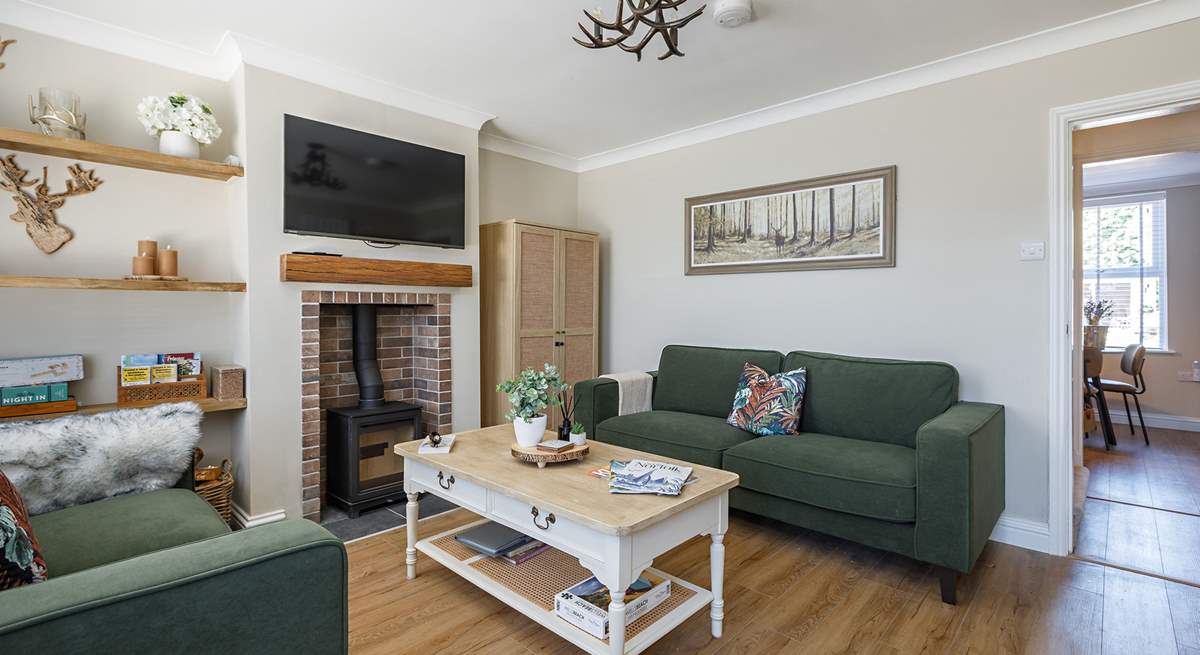 Relax in the charming sitting-room. 