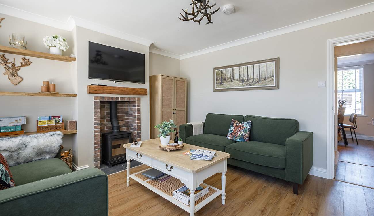 Relax in the charming sitting-room. 