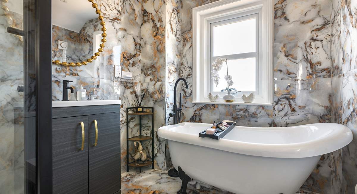 Relax in the roll-top tub in the stylish bathroom, there is also a wonderful shower.