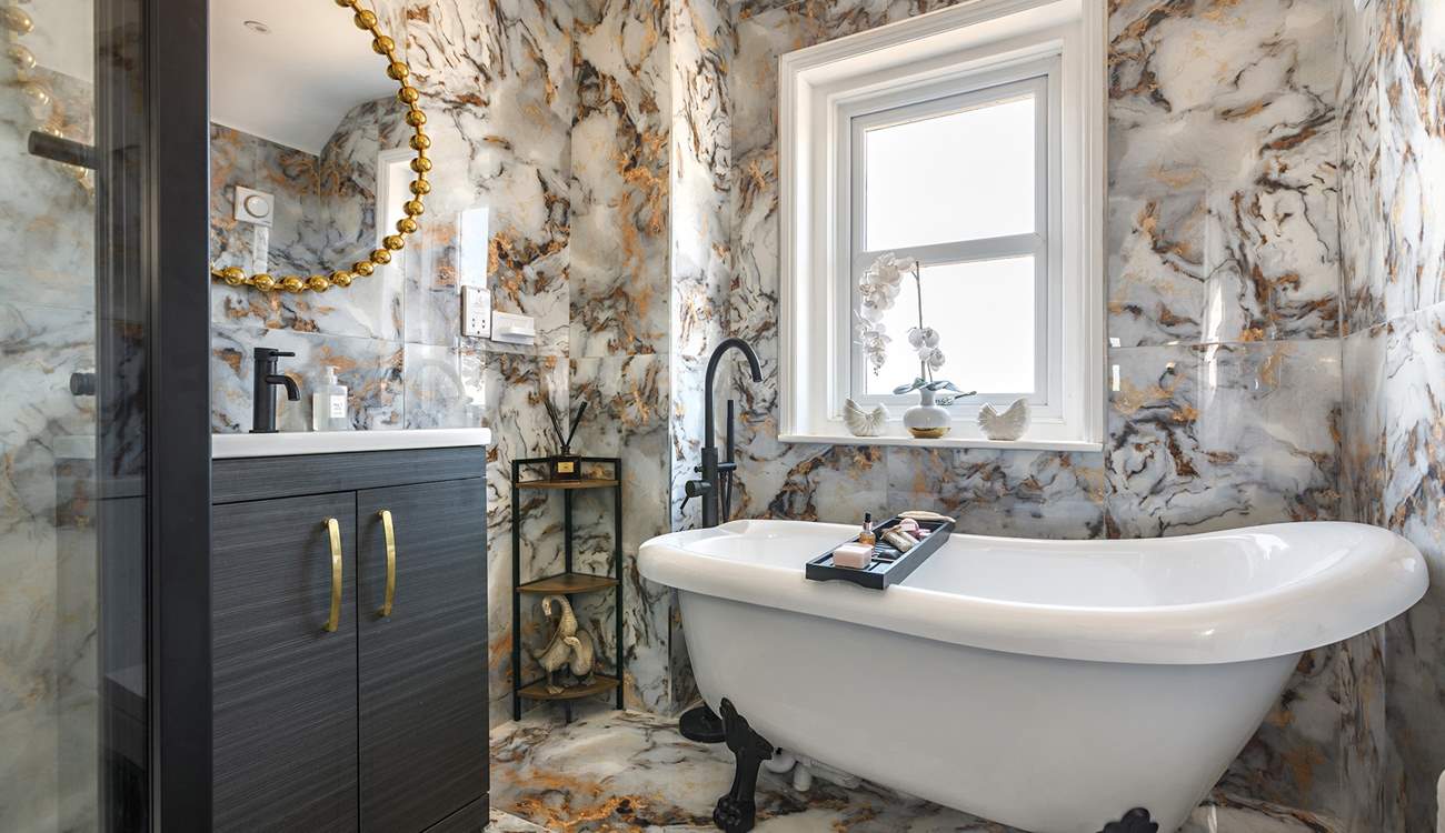 Relax in the roll-top tub in the stylish bathroom, there is also a wonderful shower.