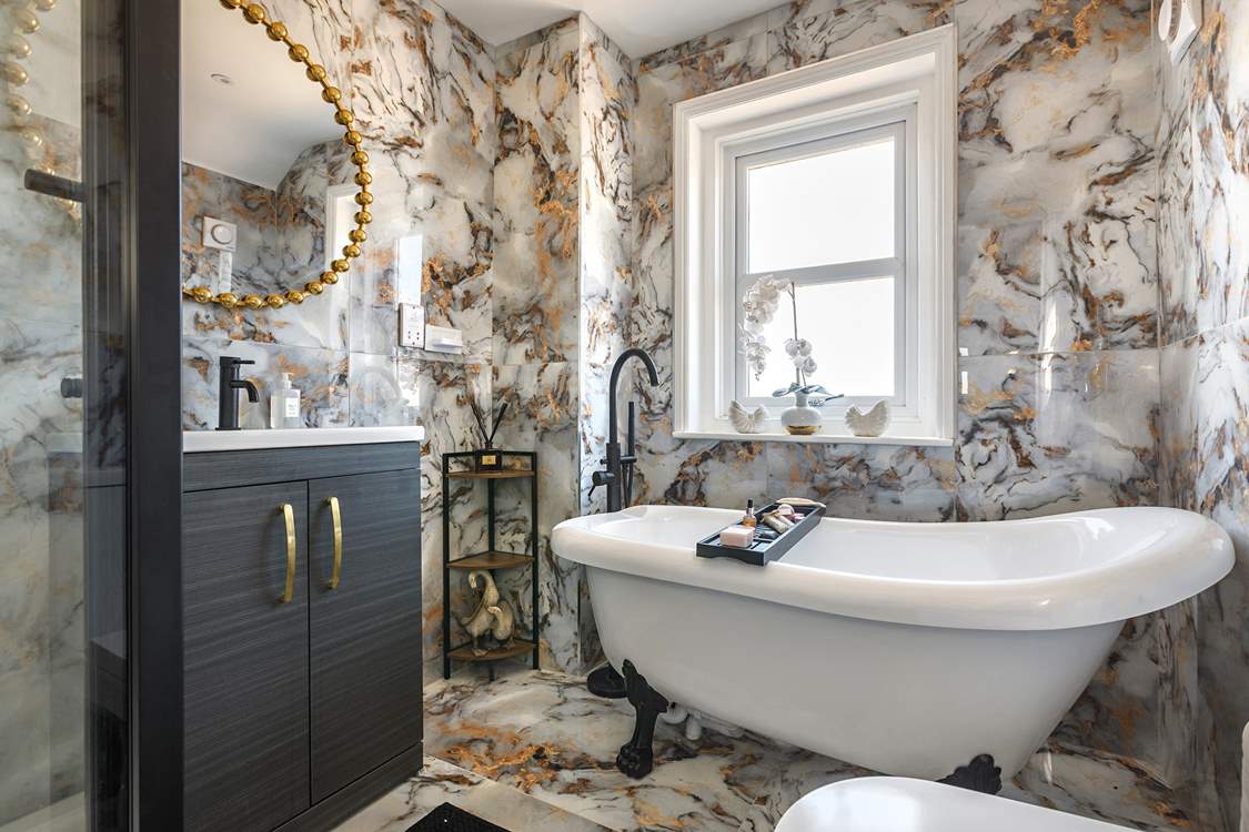 Relax in the roll-top tub in the stylish bathroom, there is also a wonderful shower.
