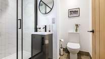 Well thought out shower-room for the 'zip and link' bedroom.