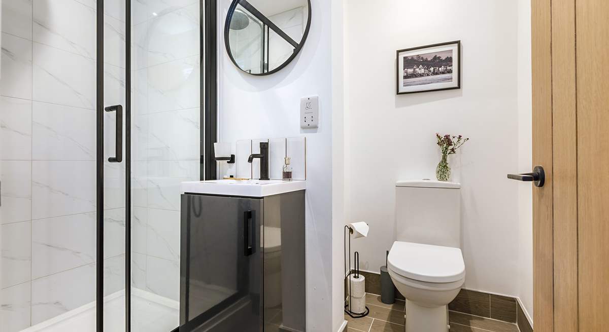 Well thought out shower-room for the 'zip and link' bedroom.